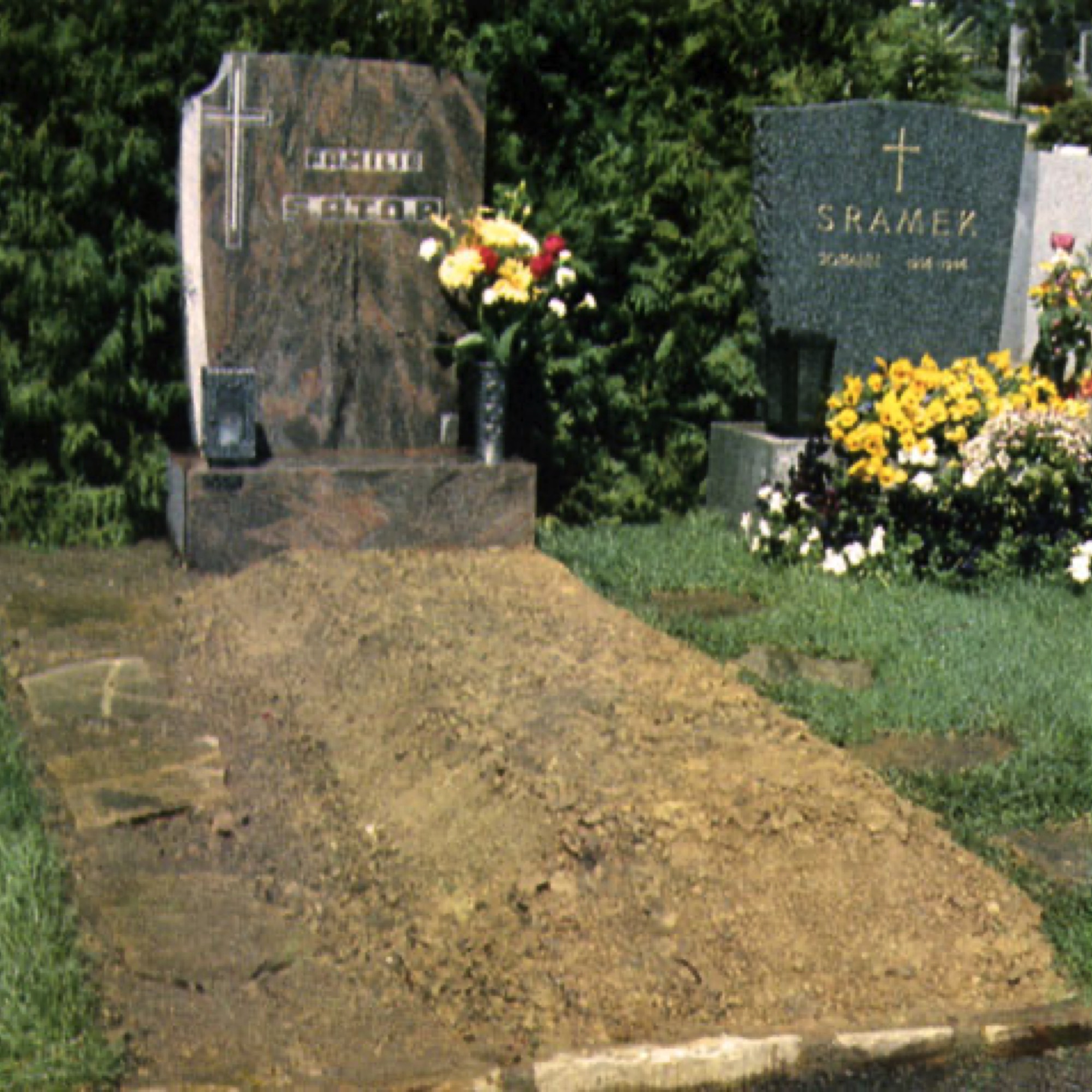 Grabaufhügelung Friedhofsgärtnerei Provasnek Graz