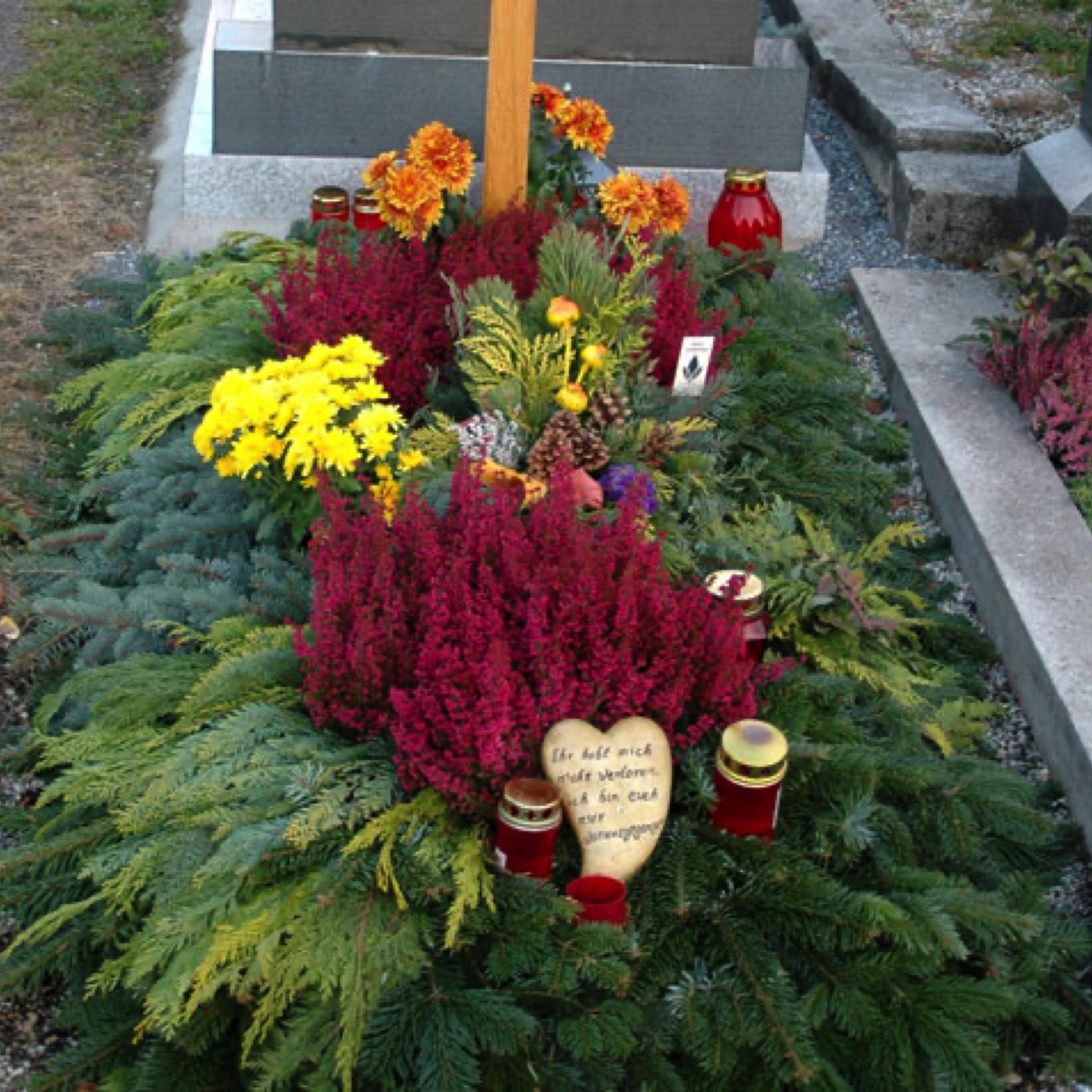Erika-Gesteck, Reisigabdeckung Friedhofsgärtnerei Provasnek Graz